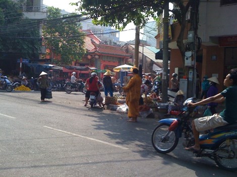 Sư thầy” này cứ “canh me” đứng trước một sạp thịt tại khu vực chợ cây xăng 26 (KP9, P.Tân Phong, TP.Biên Hòa) chờ khi nào có ai “cúng” tiền mới chịu đi.